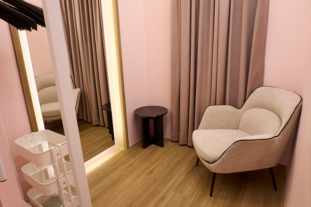 Next-Gen Live Commerce Studio fitting room